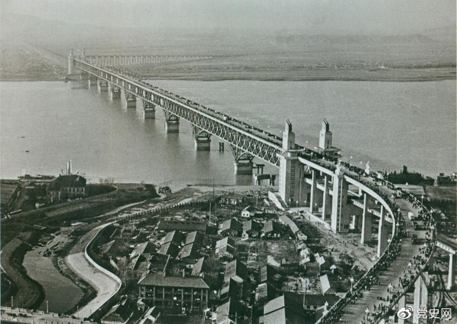 1968年12月29日， 南京長江大橋全面建成通車。這是當時中國自行設計建造的最大的鐵路、公路兩用橋。