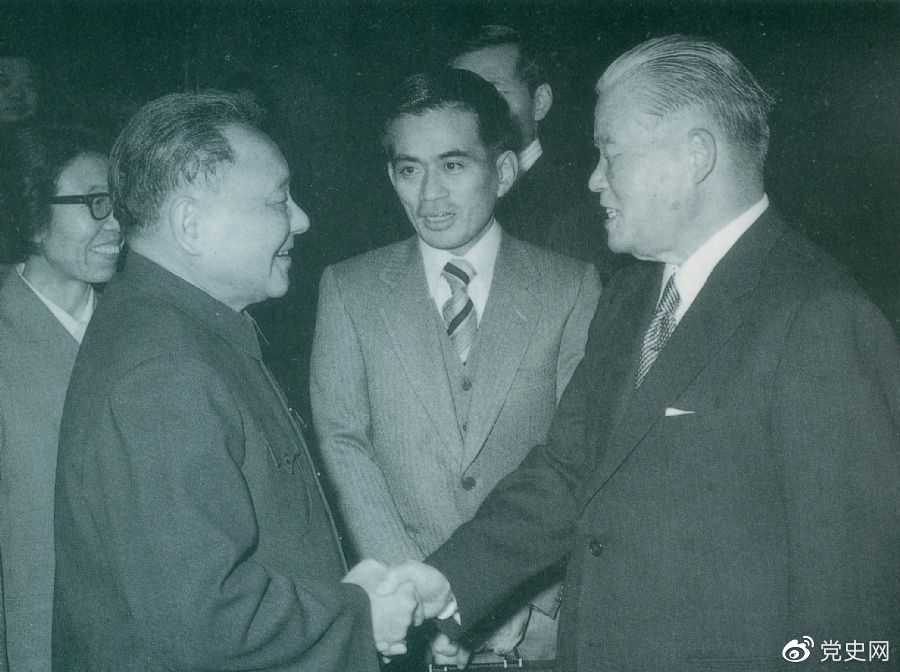 1979年12月6日，鄧小平會見日本首相大平正芳。
