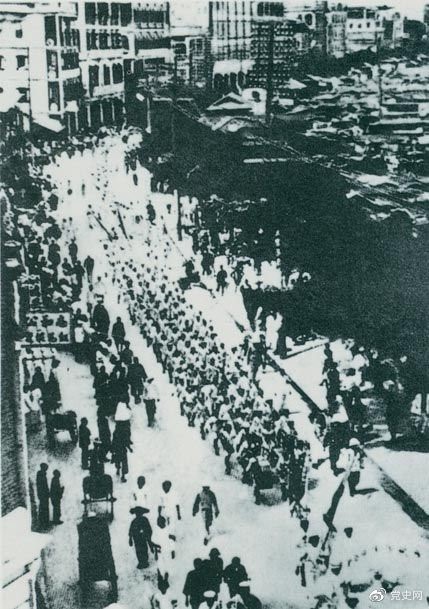 　　从1925年6月19日起，香港和广州租界的20万工人举行罢工，声援上海人民的反帝斗争。23日，广州和由香港回广州的工人10万余人举行大游行，在沙基惨遭英、法帝国主义的镇压。图为当时的游行队伍。
