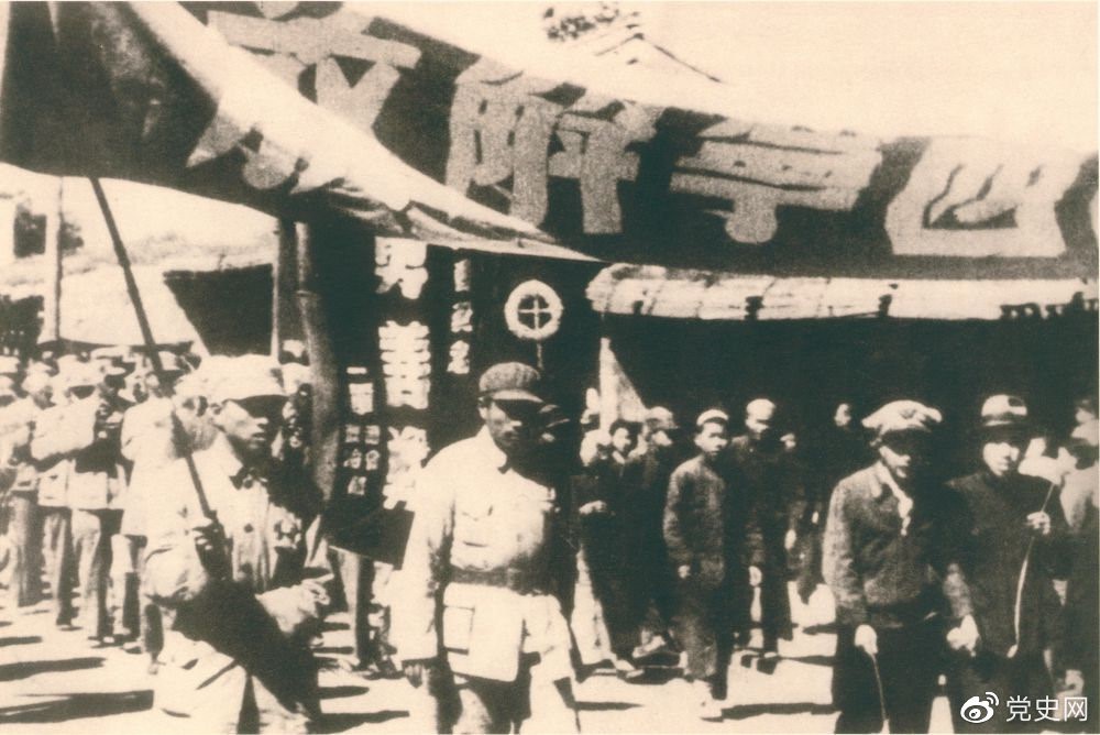 1949年9月，青海西宁解放。图为人民解放军列队进入西宁城区。