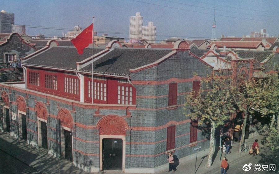 　　1921年7月23日 中国共产党第一次全国代表大会在上海法租界望志路106号（今兴业路76号）开幕。最后一天的会议转移到浙江嘉兴南湖的游船上举行。 图为中共一大会址。