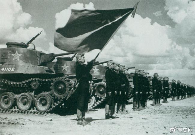 1950年9月，中国人民解放军装甲兵领导机构在北京成立。图为坦克部队阵容。