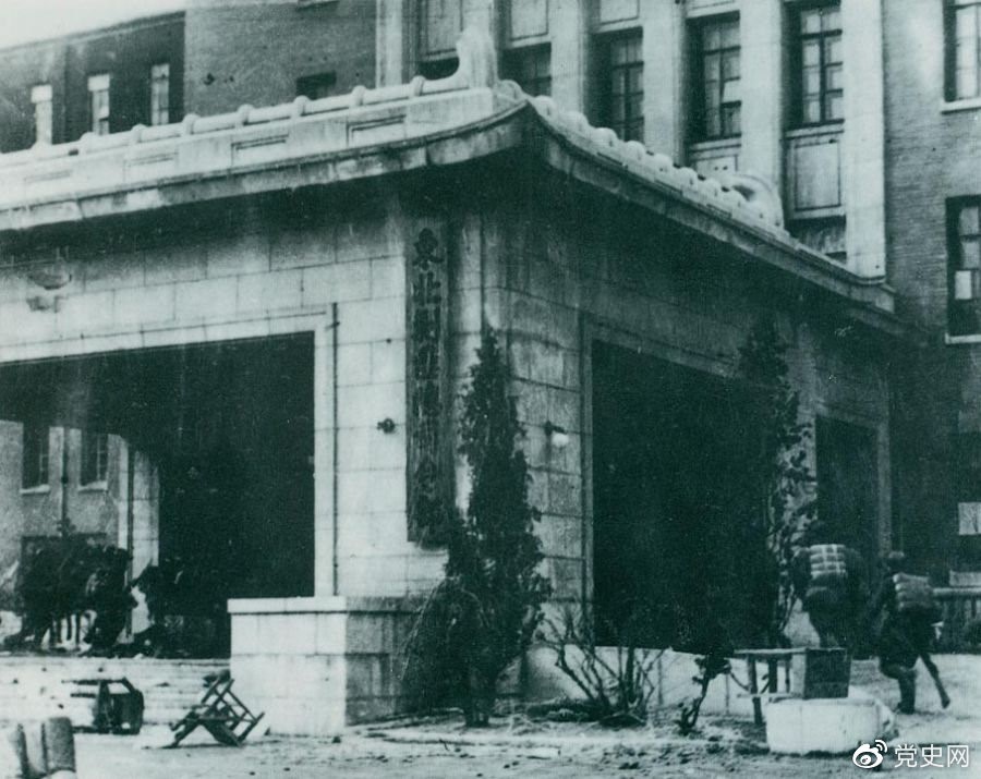 1948年11月2日，沈阳解放。图为人民解放军攻占“东北剿匪总司令部”大楼。
