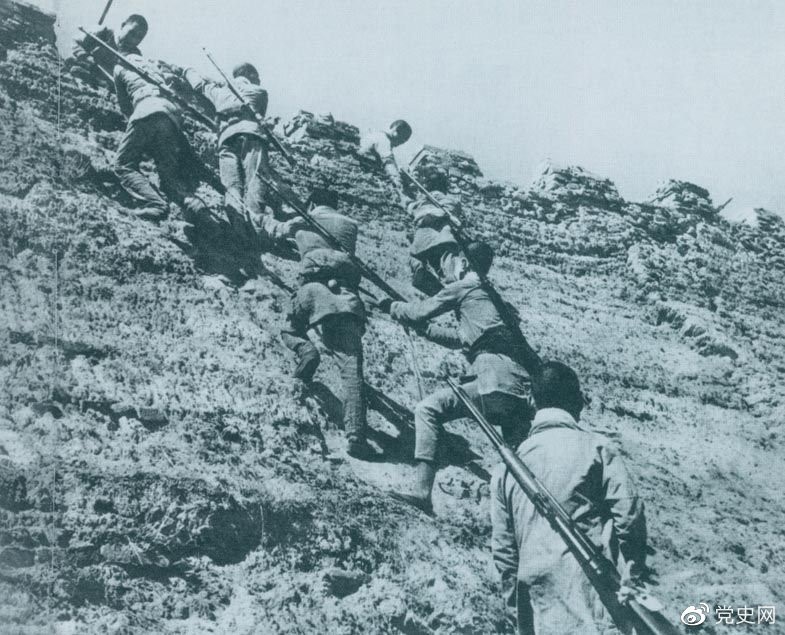 1945年6月25日，八路军冀中部队攻克河北献县。图为部队奋勇攀登城墙。