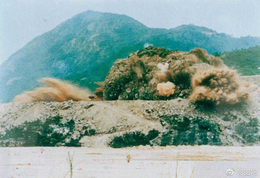 1979年7月20日，深圳蛇口工业区的建设者点燃开山炮时的场面。