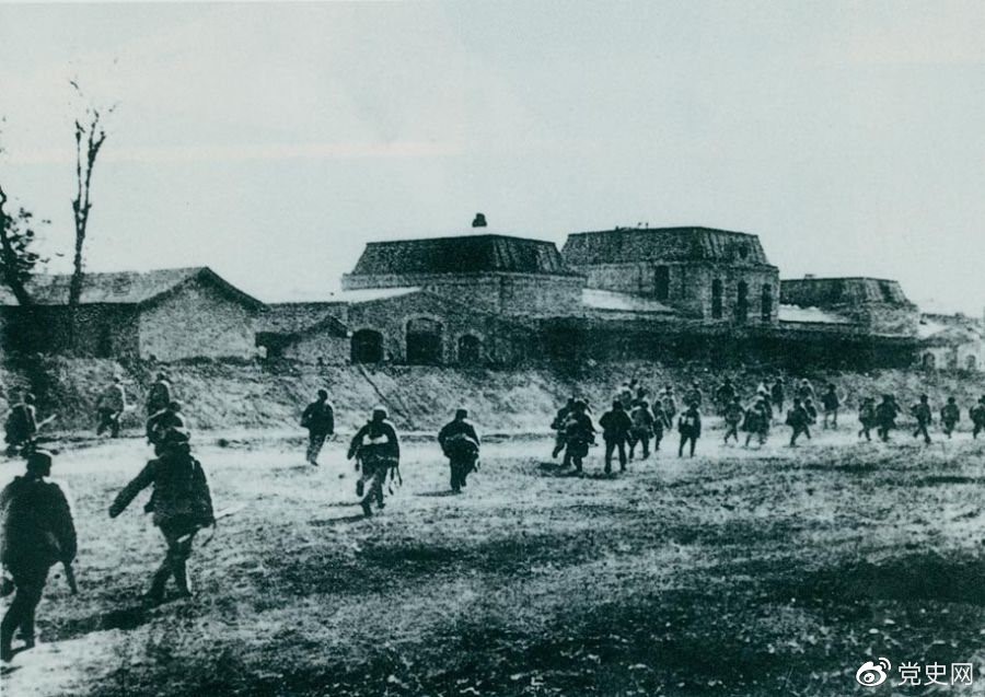 　　1947年11月，晋察冀野战军攻克国民党在华北的战略据点石家庄，歼敌2万余人，开创了人民解放军夺取大城市的先例。从此，晋察冀和晋冀鲁豫解放区联成一片。