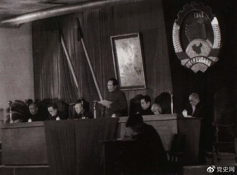 1951年10月23日，毛泽东在全国政协一届三次会议上致开幕词。