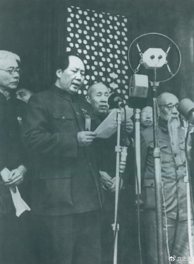 　　开国大典。1949年10月1日，毛泽东在天安门城楼上庄严宣告：中华人民共和国成立了！