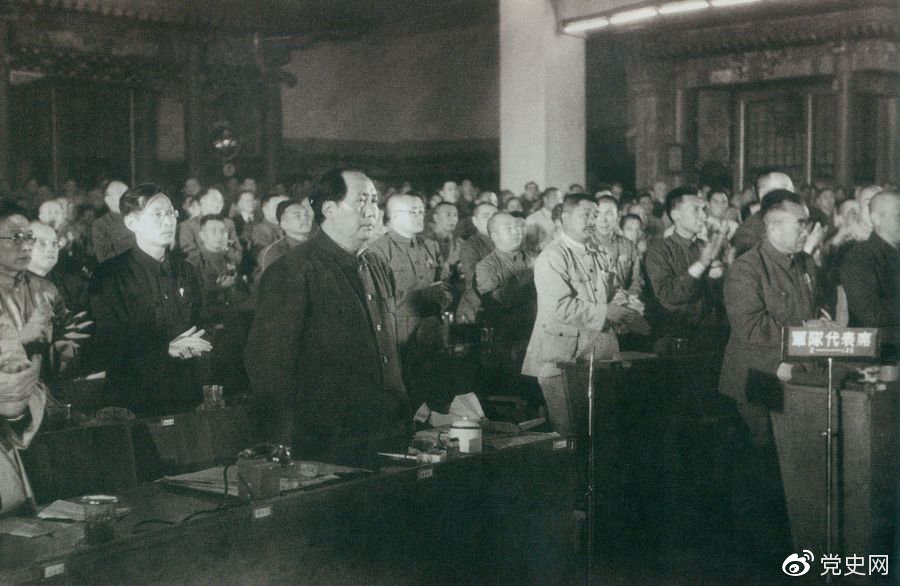 1949年9月30日，毛泽东当选中华人民共和国中央人民政府主席，全场起立，鼓掌祝贺。