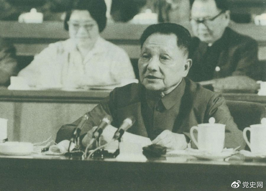 1977年8月18日，邓小平在中国共产党第十一次全国代表大会的闭幕会上提出：“一定要恢复和发扬毛主席为我们党树立的实事求是的优良传统和作风。”