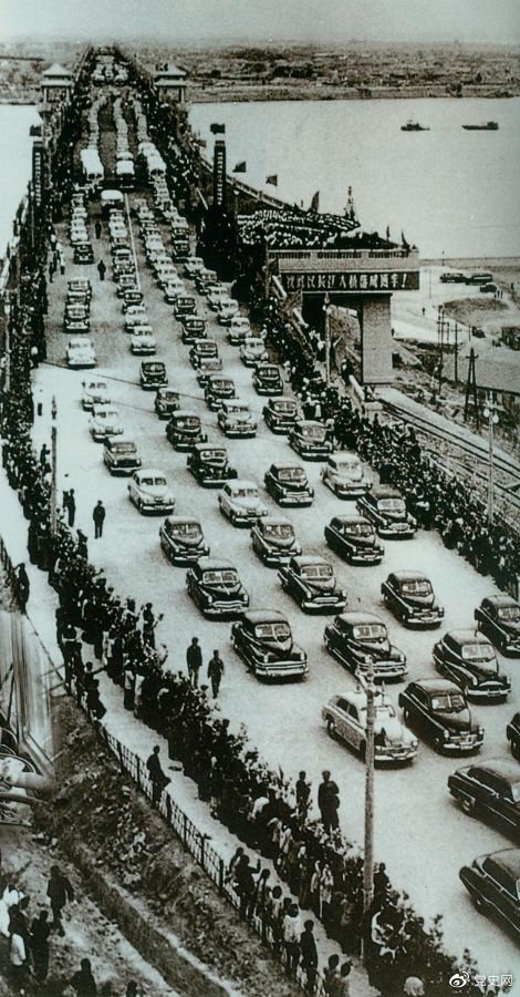 1957年10月15日，武汉长江大桥举行通车典礼。这是中国在长江上修建的第一座铁路、公路两用桥梁。图为通车典礼。