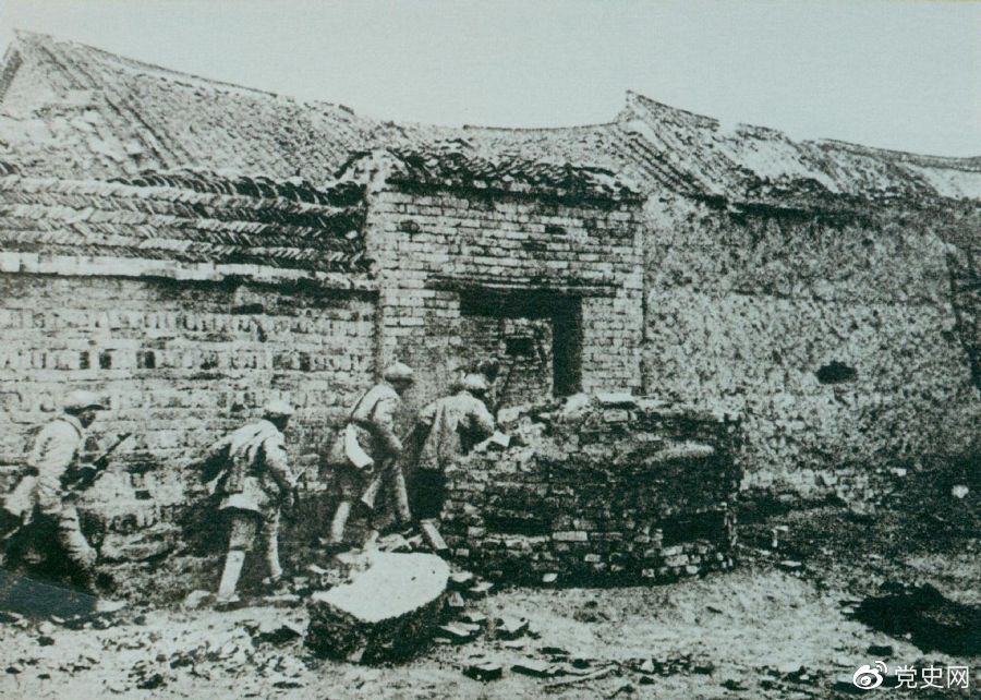 1948年11月，华东野战军取得围歼黄百韬兵团的胜利。图为战士们冲进黄百韬兵团司令部。