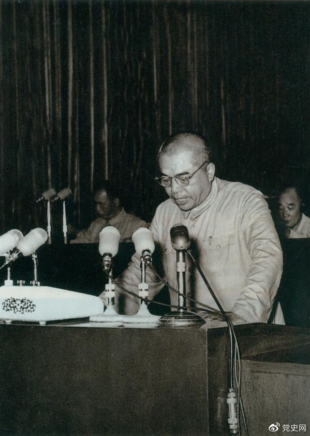 1955年7月30日，一届全国人大二次会议通过《中华人民共和国兵役法》。图为国防部部长彭德怀在会上作报告。