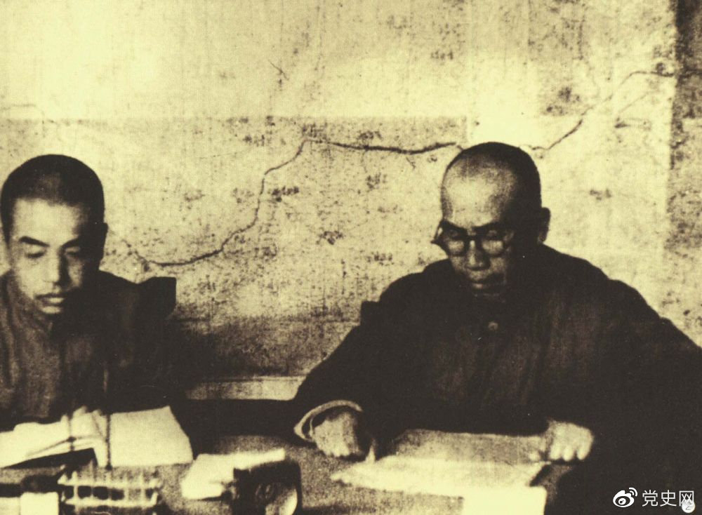 1945年8月，彭德怀任中央军委副主席兼总参谋长，协助毛泽东、朱德指挥对日军的大反攻。图为朱德和彭德怀在延安。