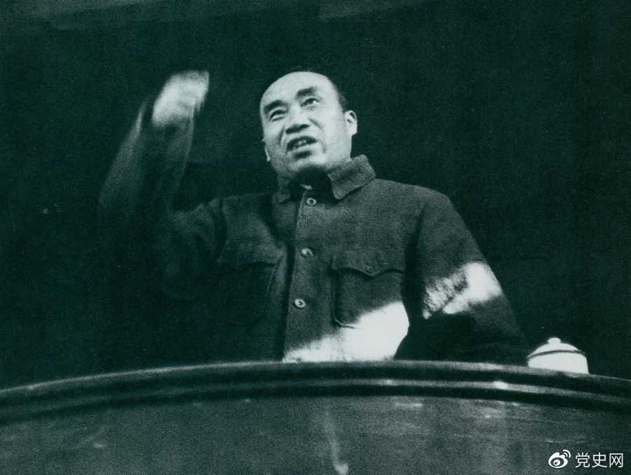 1943年11月，朱德在陕甘宁边区劳动英雄及模范工作者代表大会上讲话。