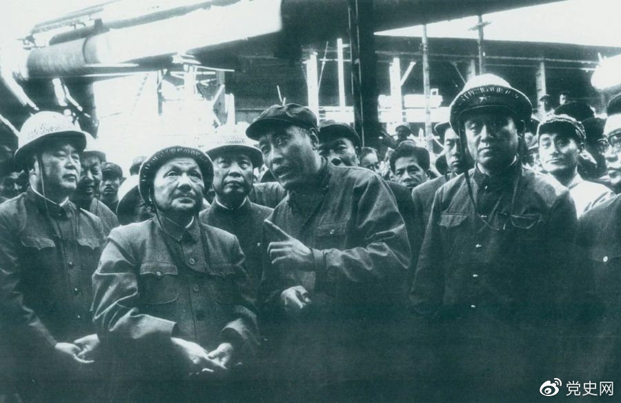 1978年9月18日，邓小平视察鞍山钢铁厂。