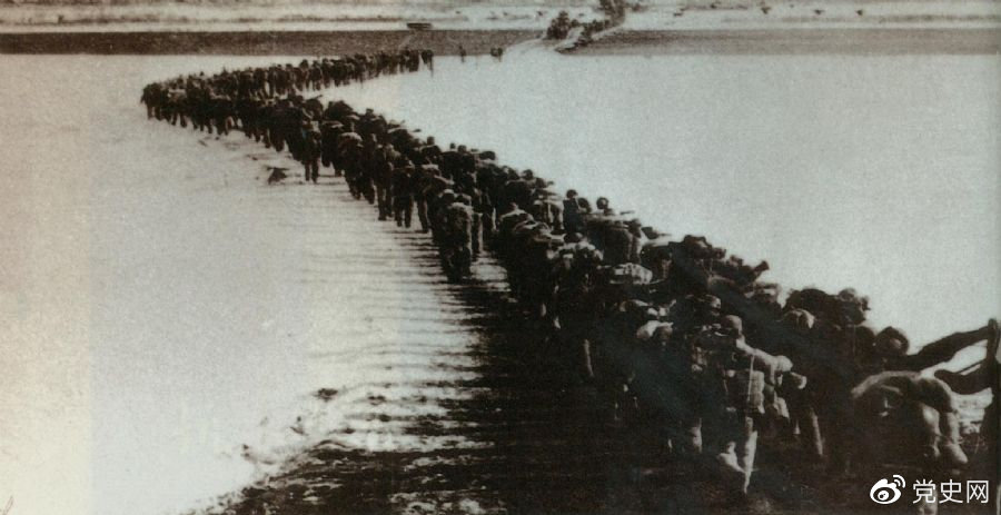 1950年10月19日，中国人民志愿军首批部队跨过鸭绿江，与朝鲜人民军共同抗击美国侵略者，开始了伟大的抗美援朝战争。