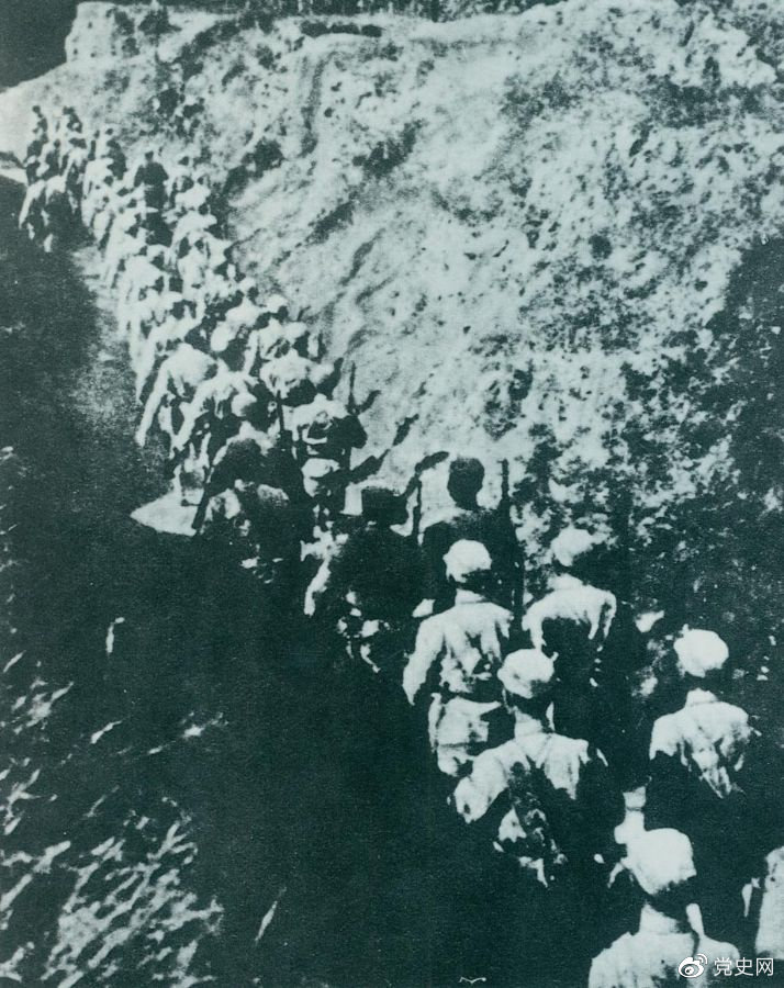 1937年9月25日，八路军第一一五师主力在晋东北取得平型关大捷，歼灭日军1000余人，打破了日军“不可战胜”的神话。图为向平型关挺进的第一一五师。