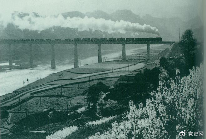 1972年10月13日，湘黔铁路全线通车，从而使西南地区多了一条通道，大大缩短了西南地区与湖南省以至华东地区的距离。