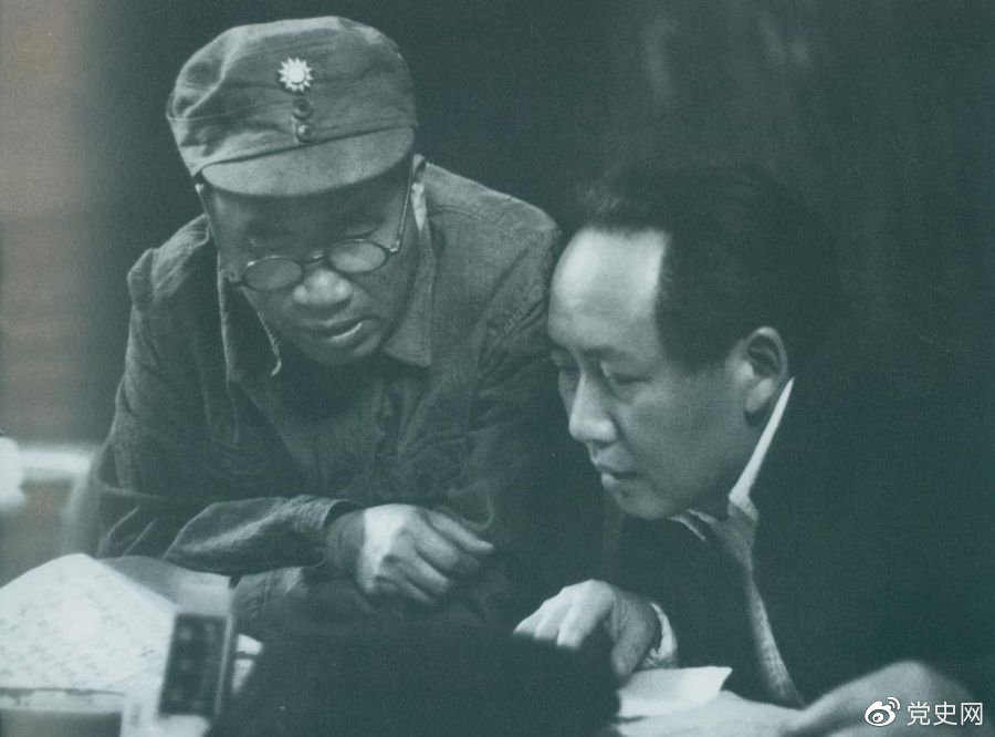 1945年4月，毛泽东和朱德在中国共产党第七次全国代表大会上。