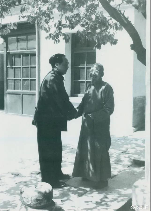 图为毛泽东同老朋友、民主人士柳亚子在北平重逢。
