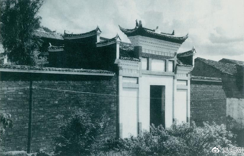 1927年10月3日，毛泽东率领湘赣边界秋收起义部队到达江西宁冈县古城，主持召开前委扩大会议，讨论在井冈山建立革命根据地的问题。图为会议旧址。