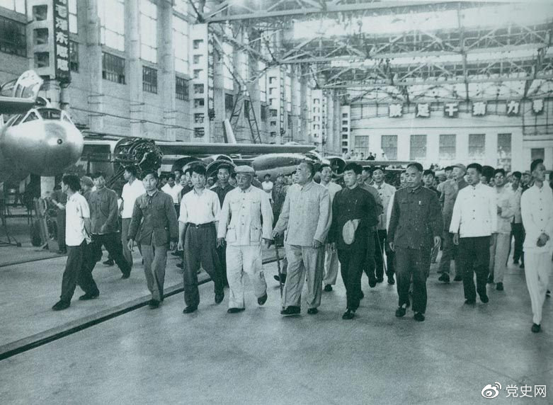 1964年7月31日，朱德视察哈尔滨飞机制造厂。