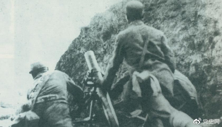 1940年8月，八路军在总司令朱德、副总司令彭德怀的指挥下，向华北敌占交通线和各据点发动了大规模进攻战役，即“百团大战”。