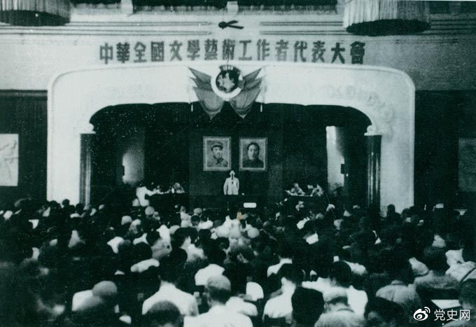 1949年7月2日至19日，第一次中华全国文学艺术工作者代表大会在北平召开。图为大会会场。