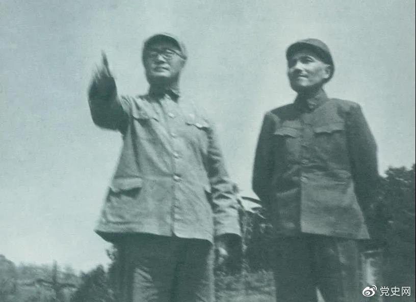 图为刘伯承司令员和邓小平政委指挥渡江准备工作。